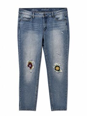 Soundstyle Women's Light Blue Boyfriend Jeans with Crochet Patch
